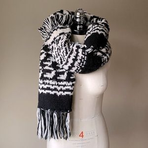 NWT H&M Patterned Scarf with Fringe
